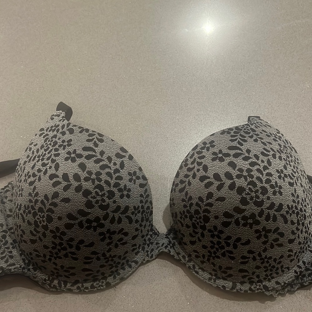 Adore Me 34DD Black/gray floral T-shirt bra.